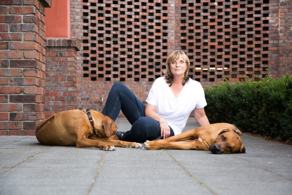 Martina Züngel-Hein mit ihren Hunden
