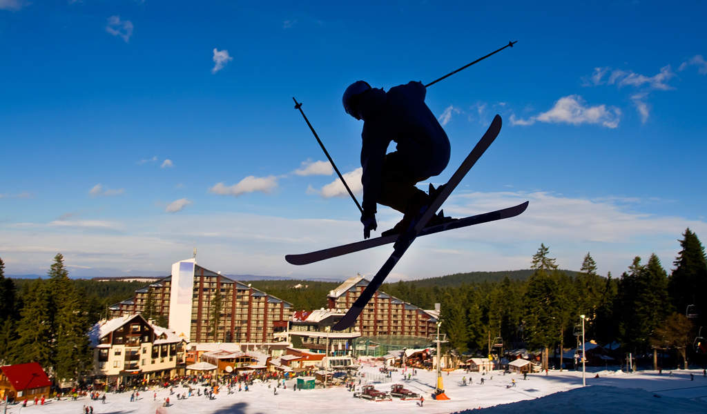 Springender Skifahrer bei Borovets, Bulgarien