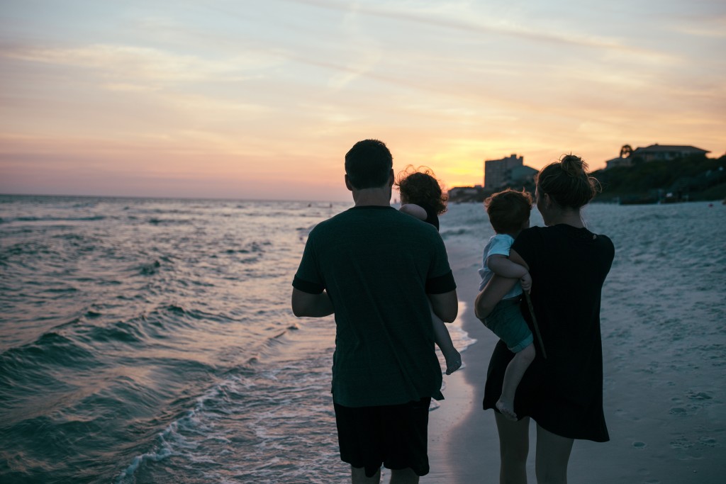Familie am Strand • Quelle: https://www.pexels.com/photo/sunset-water-sea-beach-108070/
